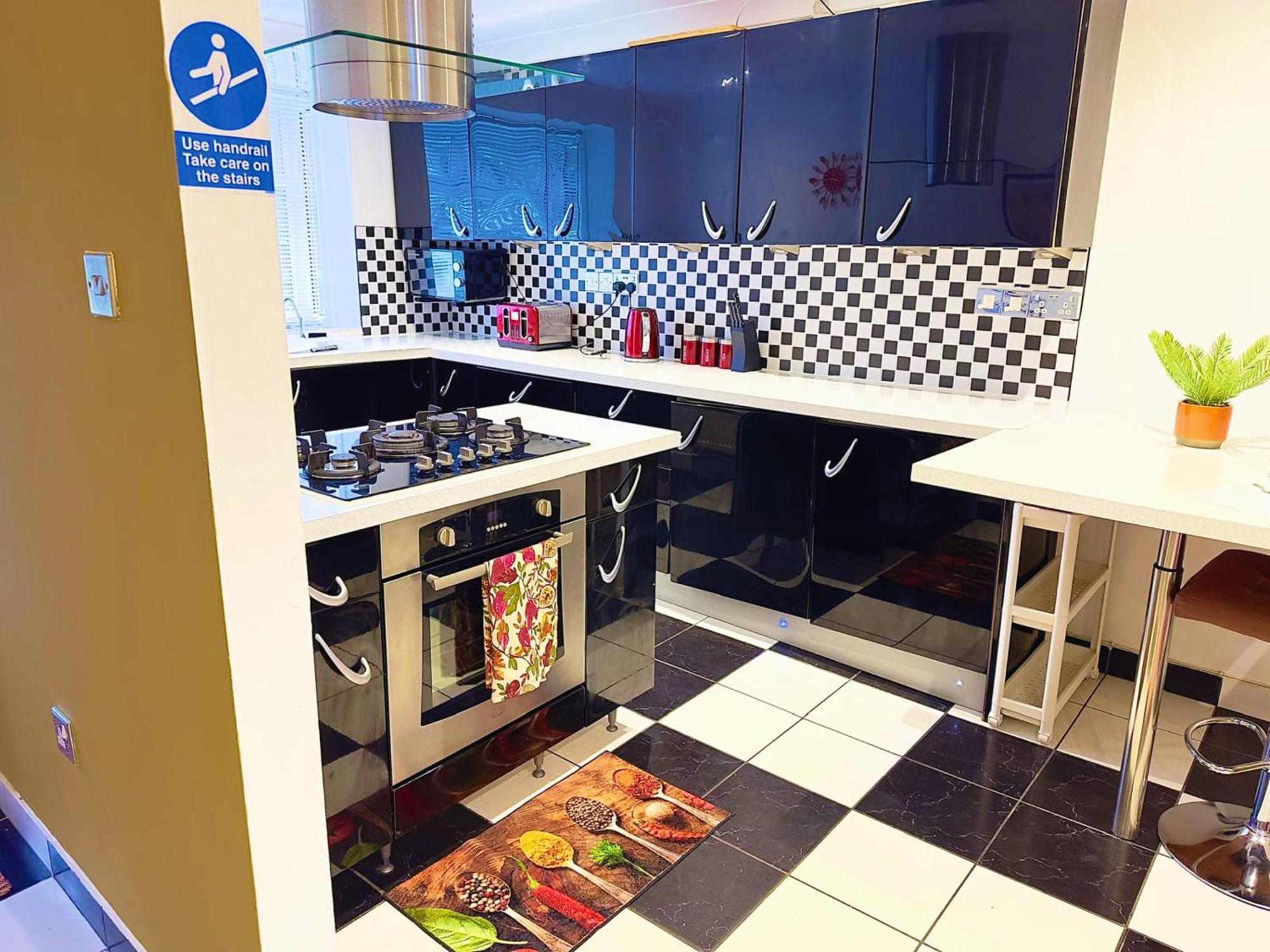 Charming 3-Bedroom House With Garden In Portsmouth, Close Parking, Train Station & Gunwharf エクステリア 写真